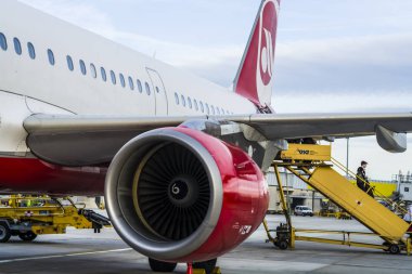 Viyana, Avusturya, 26.02.2019. Viyana banliyösünde havaalanında uçakların son iniş. Yolcu Otobüsü hareket. Güneşli gün.