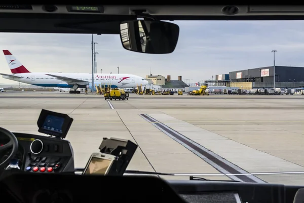 ウィーン, オーストリア、26.02.2019.ウィーンの郊外の空港で飛行機の着陸を最近。バスへの乗客の移動。晴れた日. — ストック写真
