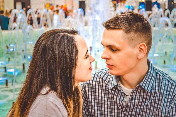 O par casado jovem carinhoso anda no centro comercial. Felicidade, emoção, amor. Relações. Cara e menina . — Fotografia de Stock