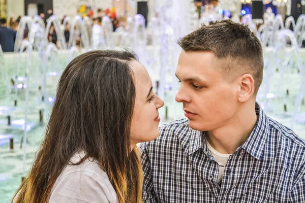 La joven pareja de enamorados casados camina en el centro comercial. Felicidad, emoción, amor. Relaciones. Chico y chica . —  Fotos de Stock