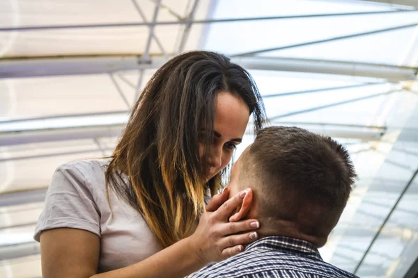 O par casado jovem carinhoso anda no centro comercial. Felicidade, emoção, amor. Relações. Cara e menina . — Fotografia de Stock