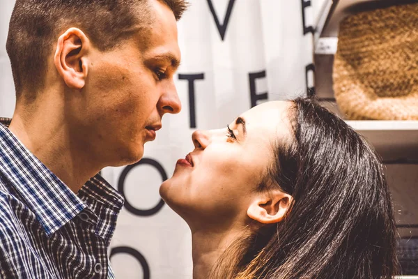 O par casado jovem carinhoso anda no centro comercial. Felicidade, emoção, amor. Relações. Cara e menina . — Fotografia de Stock