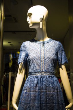 Şık ve moda giysileri dükkanın bir gösteri pencerede kadın aptallar. Çanta. Yeni koleksiyon. Alışveriş.