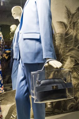 Şık ve moda giysileri dükkanın bir gösteri pencerede kadın aptallar. Çanta. Yeni koleksiyon. Alışveriş.