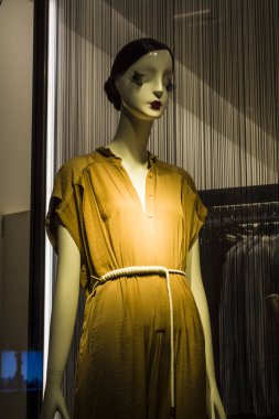 Şık ve moda giysileri dükkanın bir gösteri pencerede kadın aptallar. Çanta. Yeni koleksiyon. Alışveriş.