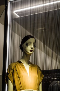 Şık ve moda giysileri dükkanın bir gösteri pencerede kadın aptallar. Çanta. Yeni koleksiyon. Alışveriş.