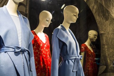 Şık ve moda giysileri dükkanın bir gösteri pencerede kadın aptallar. Çanta. Yeni koleksiyon. Alışveriş.