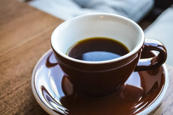 El modo alternativo de la preparación del café. La vigorizante bebida fuerte matutina en el servidor y una taza. Cafetería . — Foto de Stock