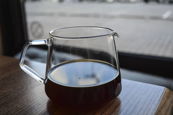 Alternatív módon a kávé elkészítése. Erős élénkítő reggel inni a szerver. Kávés kanna. — Stock Fotó
