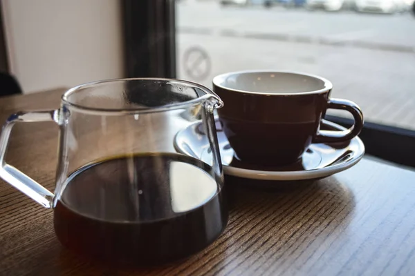 El modo alternativo de la preparación del café. La vigorizante bebida fuerte matutina en el servidor y una taza. Cafetería . — Foto de Stock