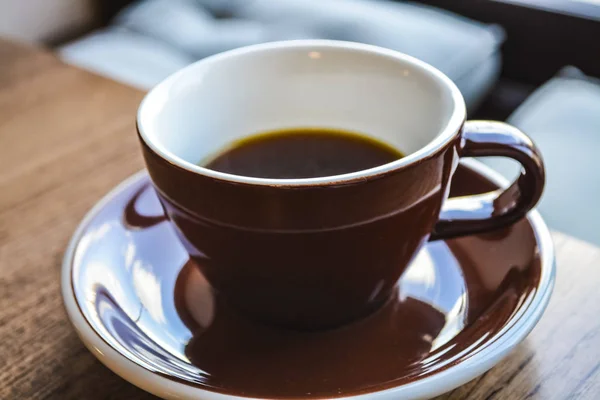 El modo alternativo de la preparación del café. La vigorizante bebida fuerte matutina en el servidor y una taza. Cafetería . — Foto de Stock