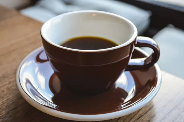Alternative Art der Kaffeezubereitung. das erfrischende morgendliche Starkgetränk auf dem Server und eine Tasse. Kaffeestube. — Stockfoto