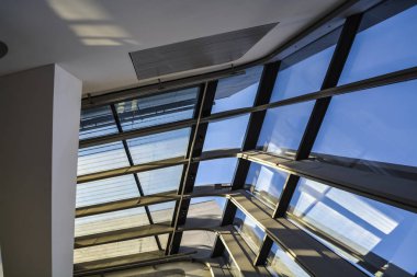 İktisat Üniversitesi Kütüphanesi. Viyana, Austria.1.03.2019. Modern binalar cam ve metal sıradışı formları. Çizgileri ve eğrileri geometri. 