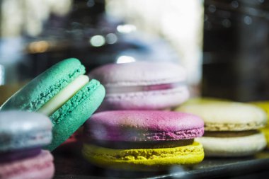 Cam show-pencere aydınlatma ile çok renkli Fransız macarons kafede. Lezzetli tatlılar. Pasta.