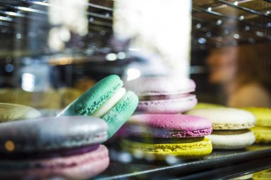Cam show-pencere aydınlatma ile çok renkli Fransız macarons kafede. Lezzetli tatlılar. Pasta.