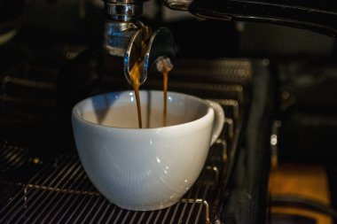 Bir kapuçino hazırlanması işlemidir. Barista kahve dükkanında çalışıyorum. Kahve makinesi