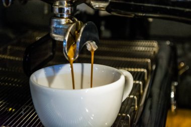 Bir kapuçino hazırlanması işlemidir. Barista kahve dükkanında çalışıyorum. Kahve makinesi
