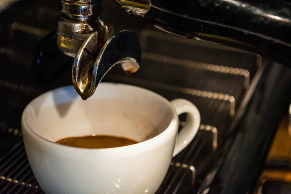 Processo di preparazione di un cappuccino. Lavora dal barista in caffetteria. Macchina da caffè — Foto Stock
