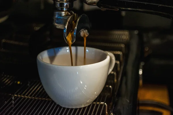 El proceso de la preparación del capuchino. Trabaja con el camarero en la cafetería. Máquina de café — Foto de Stock