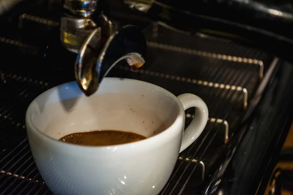 カプチーノの準備のプロセス。コーヒー ショップのバリスタを動作します。コーヒー マシン — ストック写真