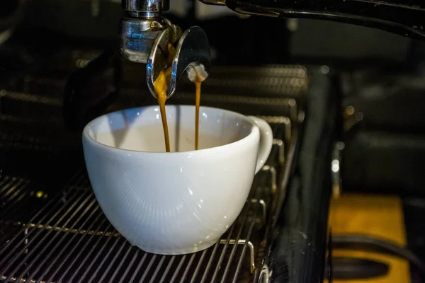 Proses persiapan cappuccino. Bekerja barista di kedai kopi. Mesin kopi — Stok Foto