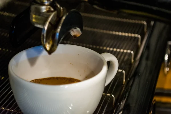 Proses persiapan cappuccino. Bekerja barista di kedai kopi. Mesin kopi — Stok Foto