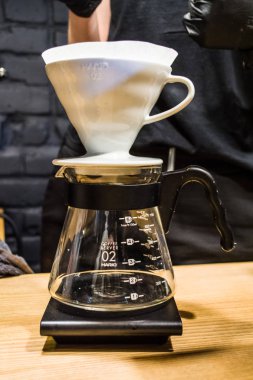 Kafede kahve hazırlama işlemi alternatif yöntemi. V60, huni ve sunucu üzerine dökün. Barista. Kafein ile taze içki.