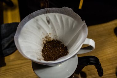 Kafede kahve hazırlama işlemi alternatif yöntemi. V60, huni ve sunucu üzerine dökün. Barista. Kafein ile taze içki.