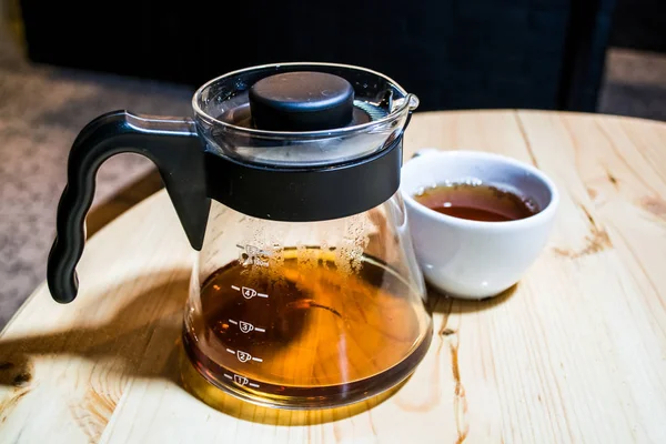 Café préparer une méthode alternative dans la cafetière en verre. Caféine. Versez dessus. V60. Le serveur . — Photo