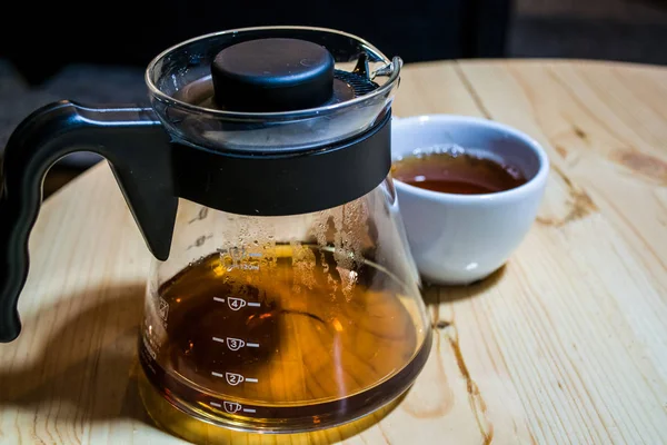 Café préparer une méthode alternative dans la cafetière en verre. Caféine. Versez dessus. V60. Le serveur . — Photo