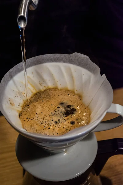 Előkészítő folyamat alternatív módszer kávét a kávézóban. Öntsük át V60, a csatorna és a szerver. Barista. Friss ital koffeint. — Stock Fotó