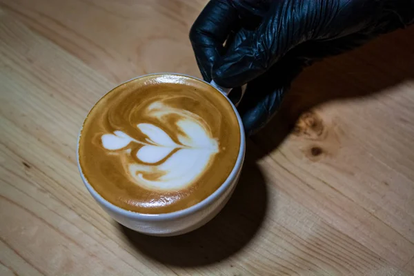 Taza de capuchino con latte art. Café con leche. Trabajo de camarero. Bebida fresca con cafeína . — Foto de Stock
