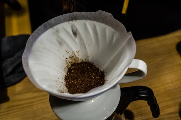 Előkészítő folyamat alternatív módszer kávét a kávézóban. Öntsük át V60, a csatorna és a szerver. Barista. Friss ital koffeint. — Stock Fotó