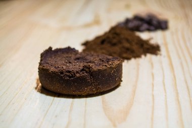 Kahve hazırlanması için üç aşamalı: tohum, kırma ve preslenmiş tablet. Ahşap yüzey. Espresso. İş barista.