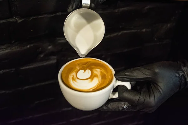 Coupe cappuccino avec latte art. Processus de préparation du café avec du lait. Barman de travail. Boisson fraîche avec caféine . — Photo