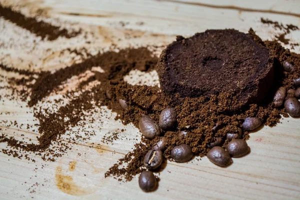 커피의 준비를 위한 3 단계: 곡물, 분쇄 하 고 누르면된 태블릿. 나무 표면입니다. 에스프레소입니다. 일 바리 스타. — 스톡 사진