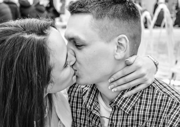 O jovem casal amoroso abraça e beija. Amor e relações. Emoções. Felicidade . — Fotografia de Stock