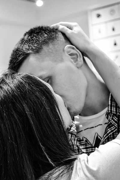 O jovem casal amoroso abraça e beija. Amor e relações. Emoções. Felicidade . — Fotografia de Stock