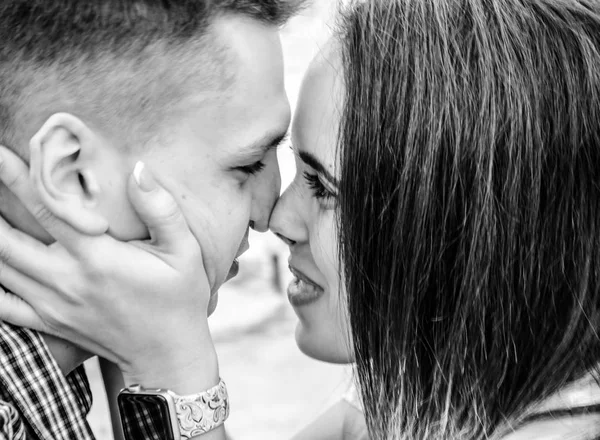 O jovem casal amoroso abraça e beija. Amor e relações. Emoções. Felicidade . — Fotografia de Stock