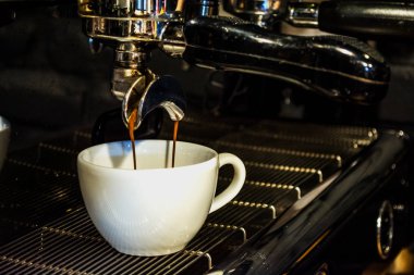 Espresso kahve makinesi kafede hazırlanması işlemidir. Barista çalışıyorum. Kapuçino. Kafein ile taze içki.