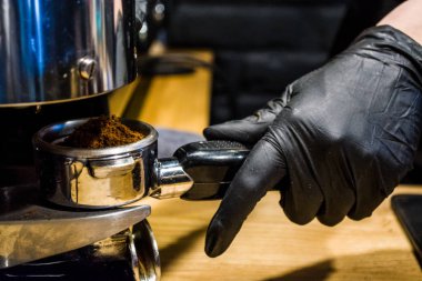 Espresso kahve makinesi kafede hazırlanması işlemidir. İçinde sahibinin taşlama fasulye. Barista çalışıyorum. Taze içki