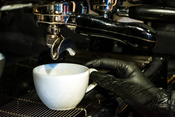 Café kávéfőző eszpresszó elkészítésének folyamata. Barista munka. Cappuccino. Friss ital koffeint. — Stock Fotó