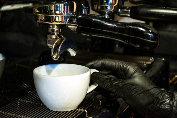 Процесс приготовления эспрессо кофеварка в кафе. Рабочий бариста. Капучино. Свежий напиток с кофеином
.