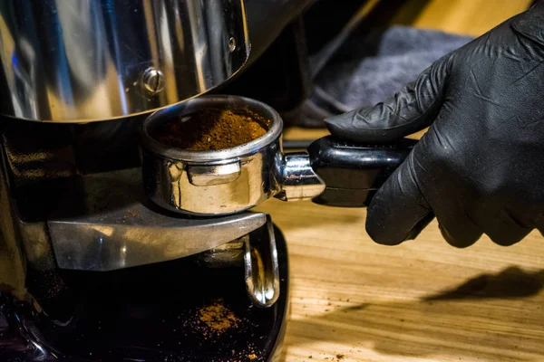 Café kávéfőző eszpresszó elkészítésének folyamata. A bab köszörülés, a jogosult. Barista munka. Friss ital — Stock Fotó