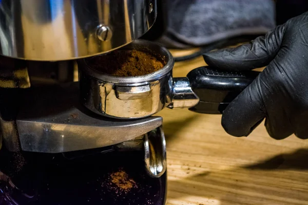 Processus de préparation de l'expresso la machine à café dans le café. Un haricot mouture dans le support. Barman de travail. Boissons fraîches — Photo