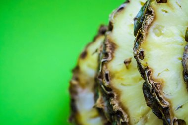 Tropikal narenciye meyve ananas yüzük yeşil bir arka plan üzerinde kesti. Sağlıklı gıda. Egzotik yaz