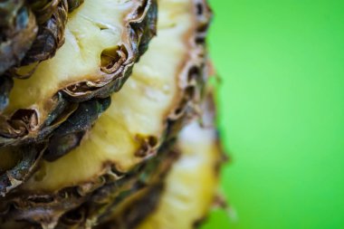 Tropikal narenciye meyve ananas yüzük yeşil bir arka plan üzerinde kesti. Sağlıklı gıda. Egzotik yaz