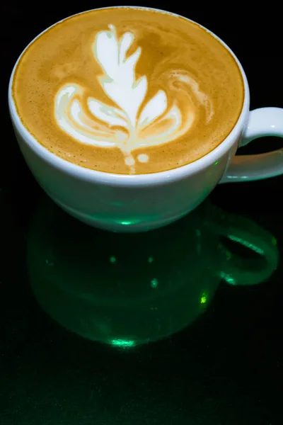 Cappuccino-Tasse mit Latte Art vorhanden. Kaffee mit Milch. Arbeit Barista. frisches Getränk mit Koffein. — Stockfoto