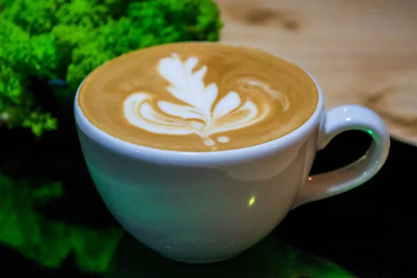 卡布奇诺杯与拿铁艺术。咖啡加牛奶。工作咖啡师。含咖啡因的新鲜饮料. — 图库照片