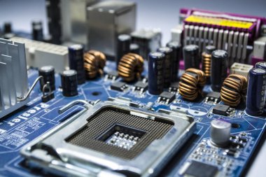 Zelenodolsk, Ukrayna. 5.01.2019. mavi renk bilgisayardan eski anakart. Yedek parçalar. Kişisel bilgisayar ayrıntıları.